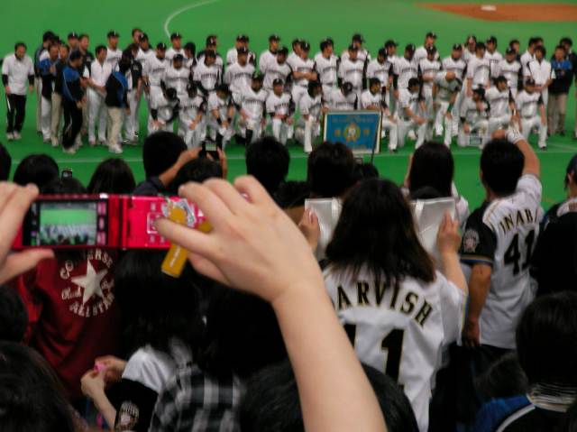 三塁ベース付近で行われた記念撮影